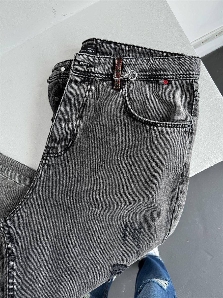 Knee Distressed Embroidered Boyfriend