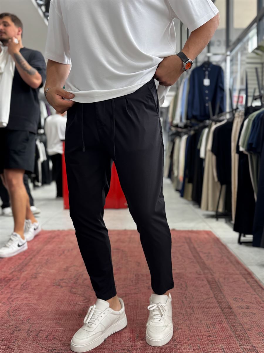 Black Pleated Carrot Cut Trousers BY-5013
