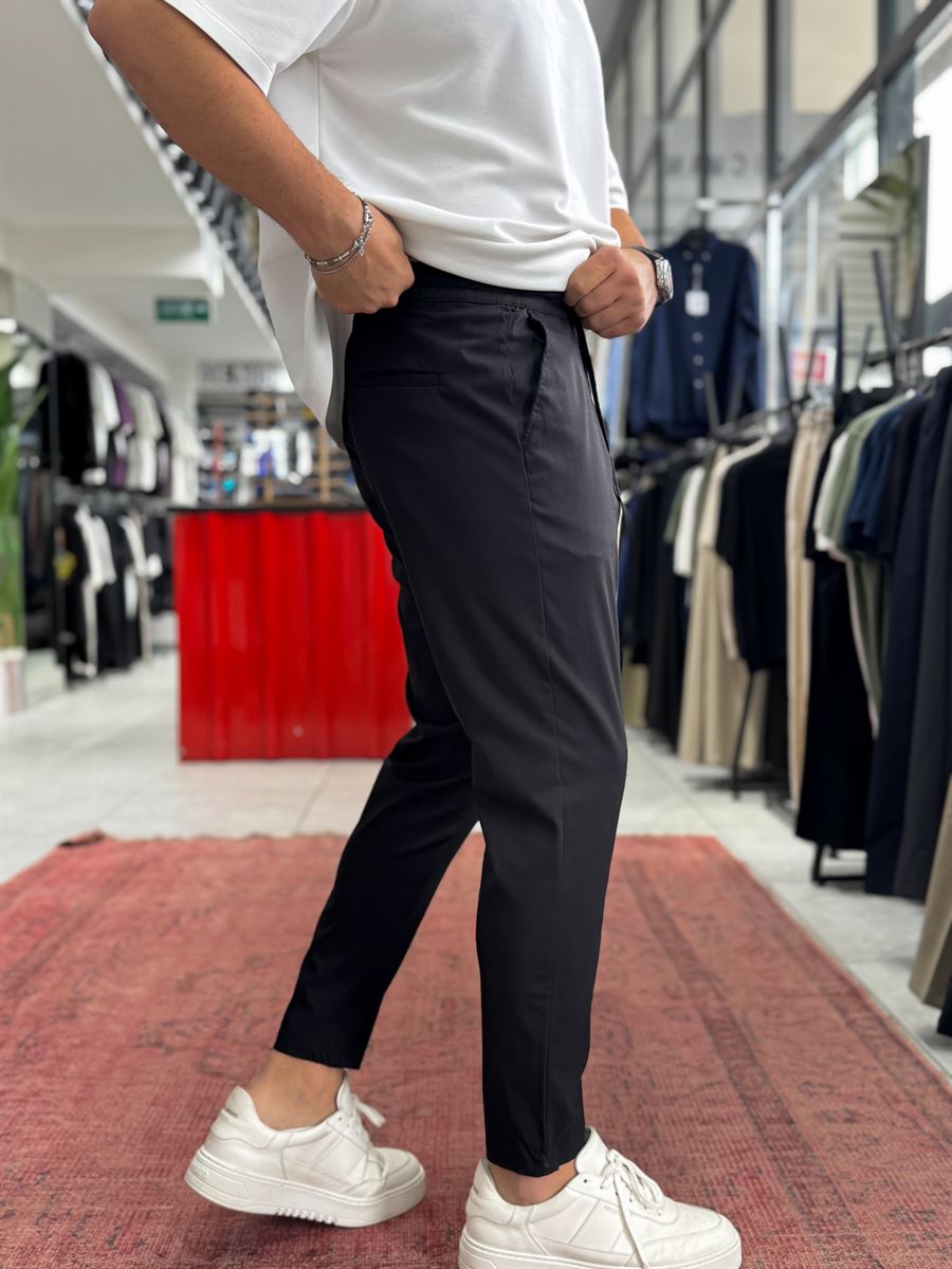 Black Pleated Carrot Cut Trousers BY-5013