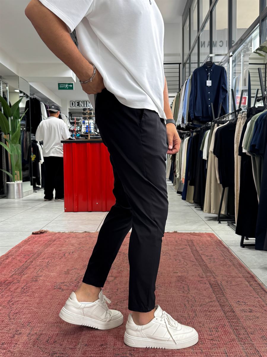 Black Pleated Carrot Cut Trousers BY-5013