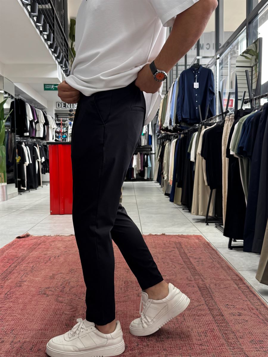 Black Pleated Carrot Cut Trousers BY-5013